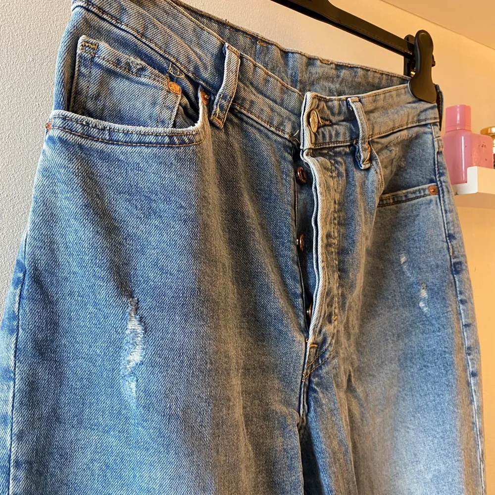 Snygga högmidjade håliga jeans! Är 163cm och passar fint i längden! . Jeans & Byxor.