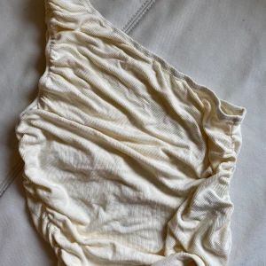 One Shoulder Top - URsöt topp jag älskar, har två av samma så de är inget fel alls! Jätte fin krämvit färg perfekt nu till sommaren! 