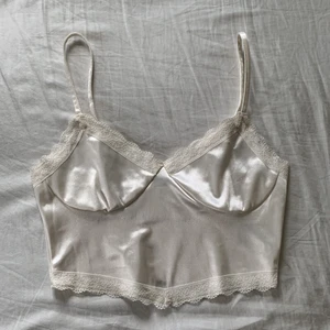 Vitt linne - Vitt linne från HM<3 aldrig använt med lapp kvar eftersom det inte passa mig 🤍 skriv till mig privat för billigare frakt