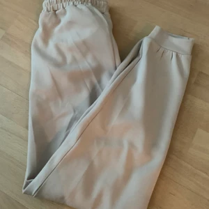 Mjukisbyxor - Ett par beige mjukisar som är för stort för mig, beställde XS men fick S, prislappen sitter kvar. Annars var de jätte sköna på.  OBS, står inte för frakten. 