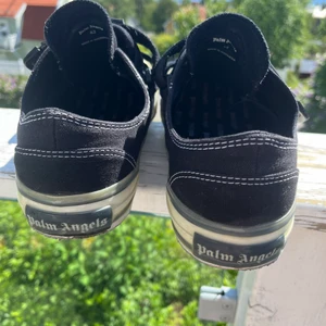 Palm angels skor  - Palm angels skor skick 8/10 passar både 42,43 de är köpta På farfetch och box kommer med vid köp. Tar emot byten!