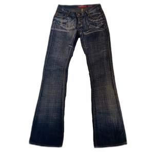 Jättecoola lågmidjade jeans från Miss sixty med jättecoola detaljer.                                              Innerbenslängd: 83 cm                                               Midja: 38 cm