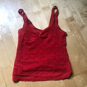 Rött spetslinne - Sötaste lilla röda linnet i spets. Perfekt litet och svalt för sommaren☀️