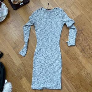 Klänning - En helt ny klänning som jag tyvärr fick ingen användning av. (OBS: tar ej bilder med någon av mina plagg på) köparen står för frakten, priset beror på hur mycket du köper!