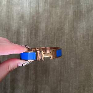 Intressekoll på mitt fina rose guld - blå Hermès armband! Ny pris är 6500kr och armbandet är i bra skick, använd få tal gånger. Lägger ut för att se om någon är intresserad <3 Om många är intresserade blir det budgivning! Start pris = 3000kr 