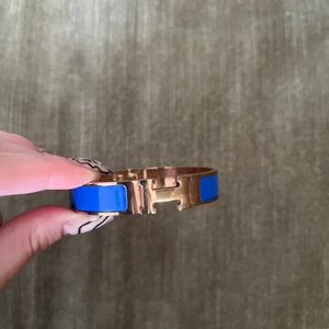 Hermès armband  - Intressekoll på mitt fina rose guld - blå Hermès armband! Ny pris är 6500kr och armbandet är i bra skick, använd få tal gånger. Lägger ut för att se om någon är intresserad <3 Om många är intresserade blir det budgivning! Start pris = 3000kr 