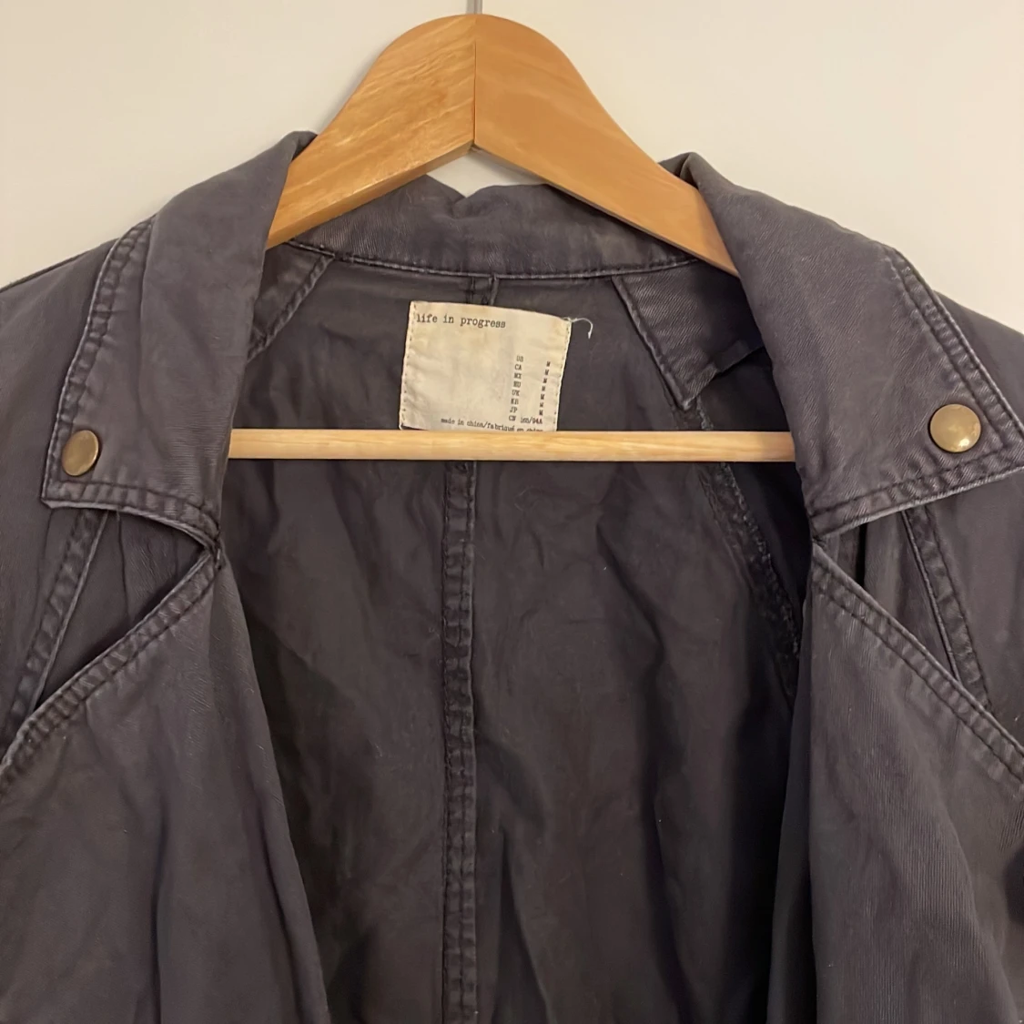 Svart jacka med dubbelknäppning - 91