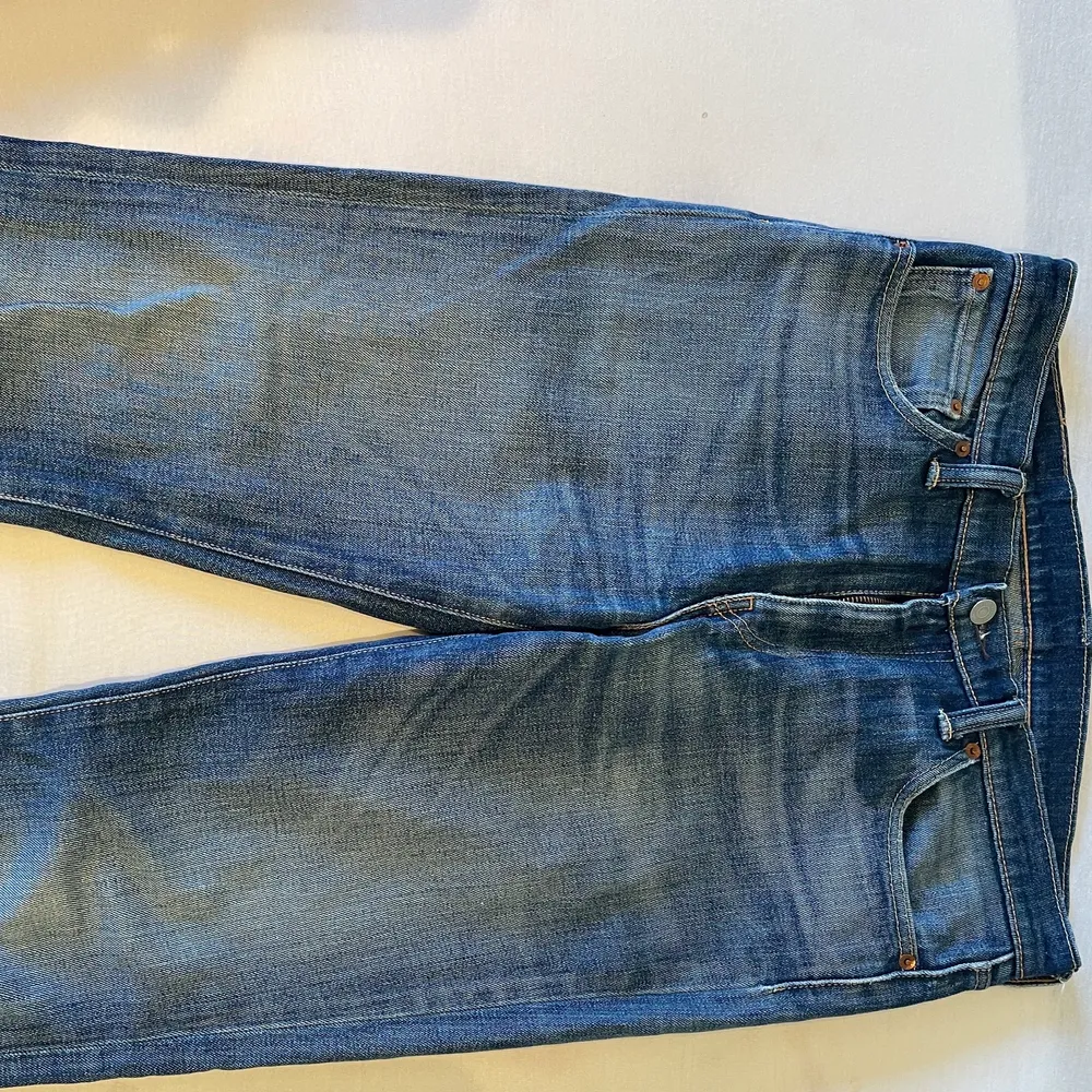 jeans från Levis i väldigt bra skick, byxorna är väldigt fina men passar tyvärr inte mig längre. . Jeans & Byxor.
