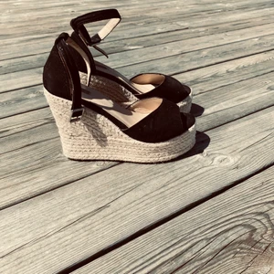 Skor  - Hej säljer nu mina fina kilklackar💗 Perfekt till sommaren.  Storlek 36/37 