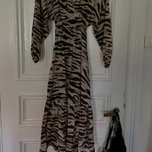 Leopardklänning  - Mysig sommarklänning med knytning i midjan