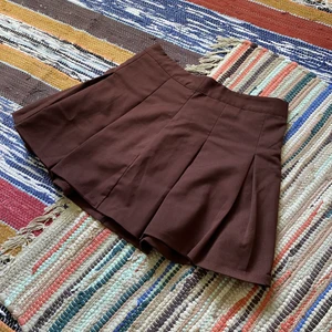 Brun kjol - En fin brun kjol från H&M. I fint skick. Midjemått är 35 cm. Frakt sker via PostNord spårbart 51 kr 💫