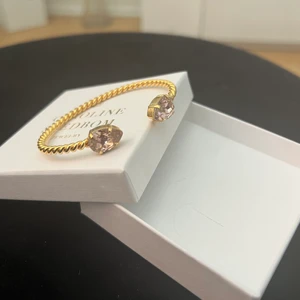 Caroline Svedblom - armband från Caroline svedblom. Ångrade mitt köp men kunde inte skicka tillbaka. Använd endast 1 gång! Köpt för 695:-