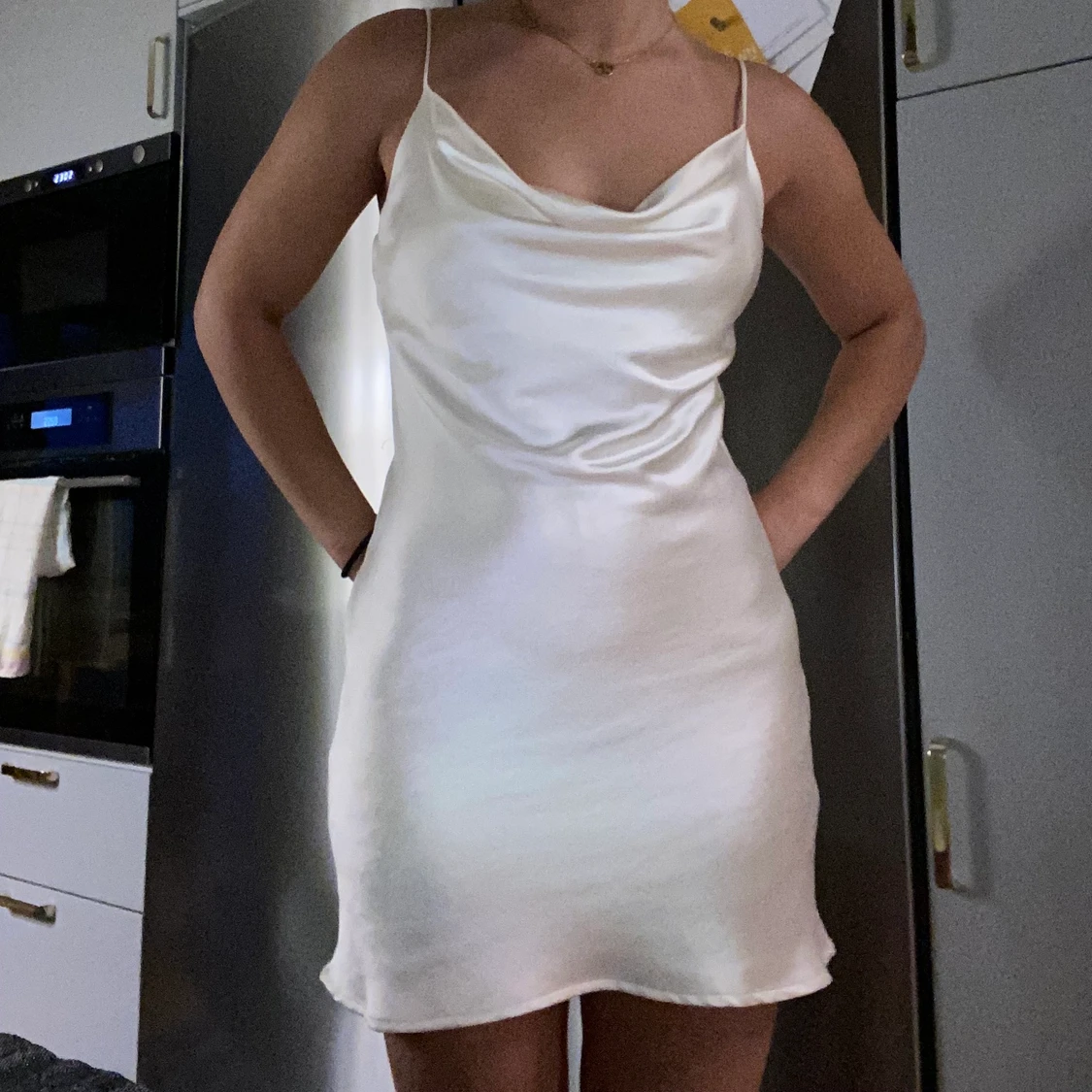 Vit satin klänning