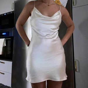 Vit satin klänning - Jättesnygg vit satin klänning! Den är i storlek S/36 och ör helt nyköpt med prislappen kvar. Köpt för 400