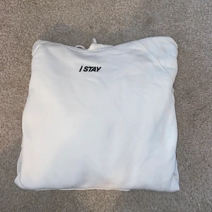 Stay Hoodie - Vit hoodie från carlings, liten fettfläck vid fickan, tjockt material 