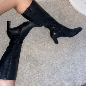 Sexiga stövlar med litn klack - Tunna sköna skinnstövlar med dragkedja på insidan. Köpta second hand, passar perfekt på mig som har 38