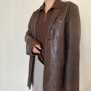 Brun skinnjacka - Jättefin brun fuskskinnjacka som knappt använts. Märkt som storlek XL men skulle säga att den är mer som en L, dock lite längre i ärmarna.