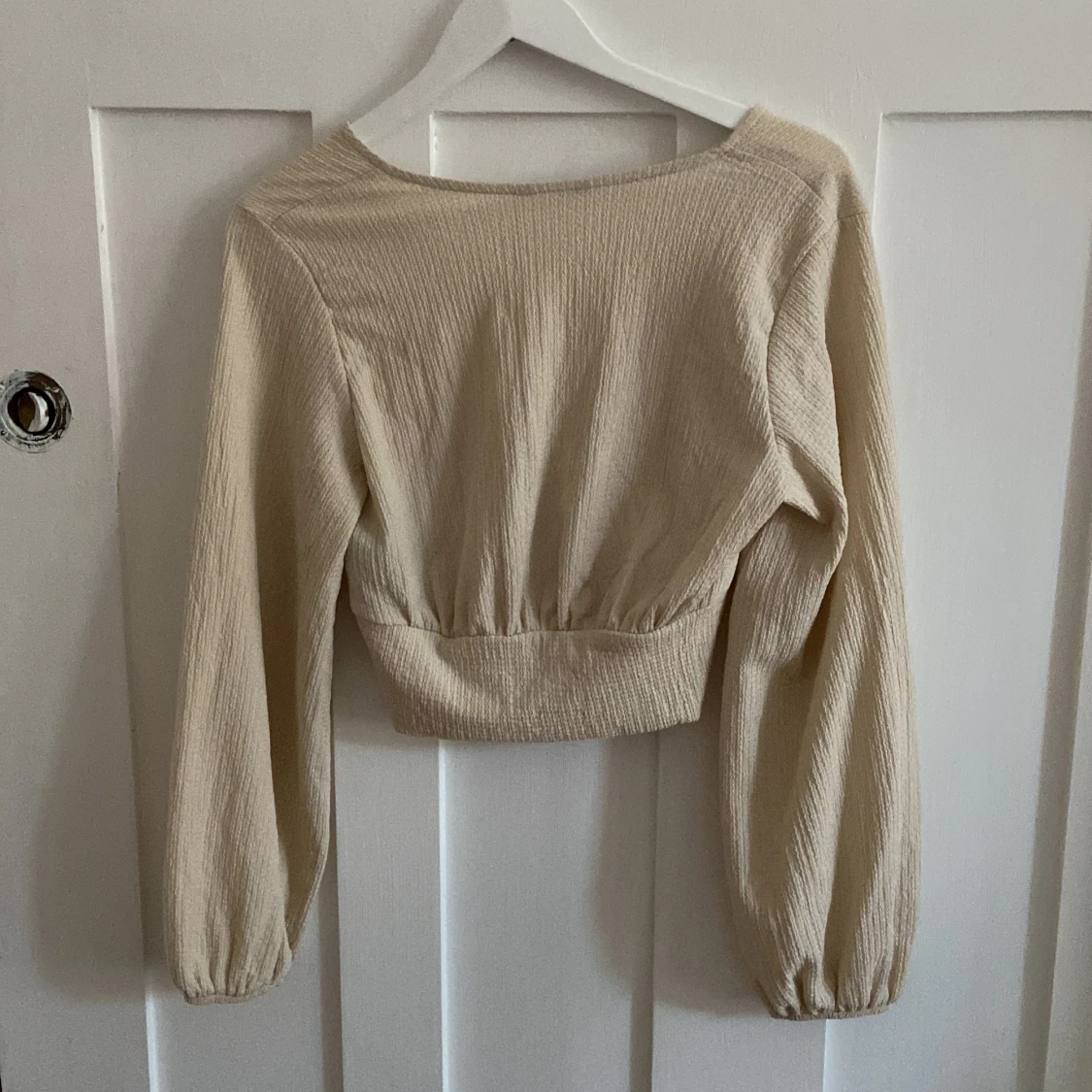 Krämvit blus (lite croppad) - 91