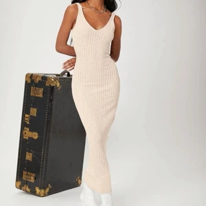 Klänning  - Säljer den a superfina långklänning då jag fick hem den och inte riktigt tycker den passar mig❤️ den är ribbad och jätte fin biege/sand färg, går att både styla upp och ned🥰 hör av dig vid fler frågor eller intresse😚