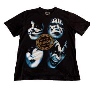 Kiss band T-shirt, säljer då jag inte använder den längre :)