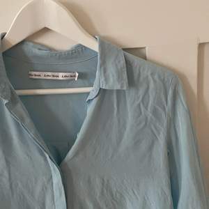 Fin ljusblå skjorta, behlver strykas som kan fixas vid köp. 