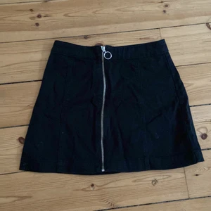Mini skirt svart - Kort svart jeanskjol, två små vita fläckar syns ej så mycket.