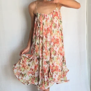 Klänning  - RESER OM 4 DAGAR SÅ FÖRST TILL KVARN!! Paketpris går att få:) Superfin klänning 🌸fraktar för 44kr eller möts i Fridhemsplan ⭐️