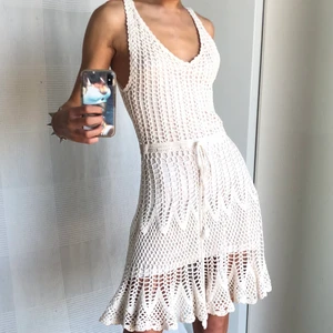 Klänning  - RESER OM 4 DAGAR SÅ FÖRST TILL KVARN!! Paketpris går att få:) Säljer denna fina klänning⭐️fraktar för 66kr spårbart eller möts i Fridhemsplan 🌸