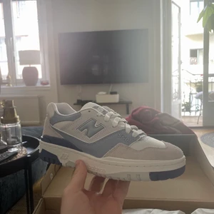 New balance 550 cream blue  - Hej! Jag har dessa New balance 550 i färgen cream blue i flera storlekar.  Dessa storlekar är det jag har:  36,5 38 39