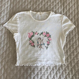 Ängel topp - Super fin slutsåld ängel topp från truly madly deeply som tyvärr inte kommer till användning. Jättefint skick, tunt material men inte genomskinligt, perfekt nu till sommaren👼💕