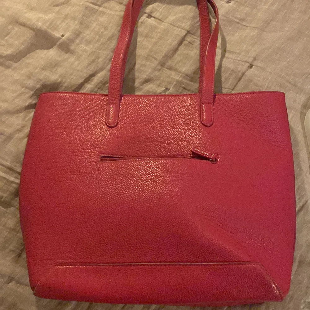 En stor rosa hand väska. Använda enstaka gånger.. Väskor.