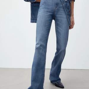 Helt nya jeans från Massimo Dutti! Modellen heter high waist flare Storlek: 25  Helt oanvända pga fel storlek! Hittar inte kvittot och har köpt ett par till i en större storlek.  Pris: 699:- köpta på massimo Dutti i mall of scandinavia