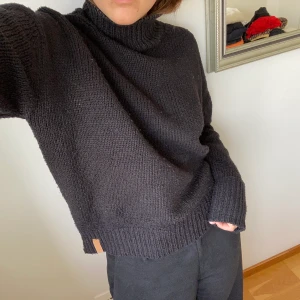 Lager 157, Stickad tjocktröja - Svart, stickad tjocktröja från Lager 157. I storlek M.