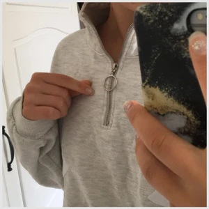 Mysig tröja med Dragkedjedetalj - Jättegosig fin, SNYGG tröja från H&M, med färgpartier på ärmarna och med en dragkedja. Fint skick, säljs inte längre nånstans.
