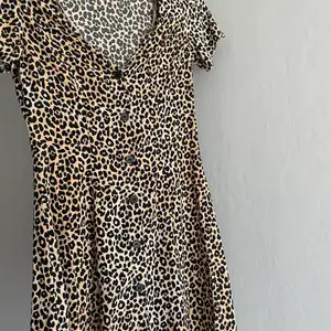 Superskön tunn leopardklänning från hm i storlek 36 som tyvärr har blivit för liten för mig