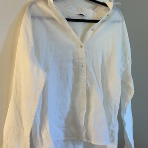 Linneskjorta - Aldrig använd 100% linneskjorta. Luftigt material. Nypris 400kr. Storlek M sitter lite oversized på mig som har S.