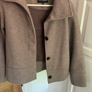 Kappahl kappa - En beige kappa från Kappahl i stolek Xs bra skick den har inga skador eller liknande. Kappan är helt slutsåld. Priset är 400 +frakt💕💕💕💕