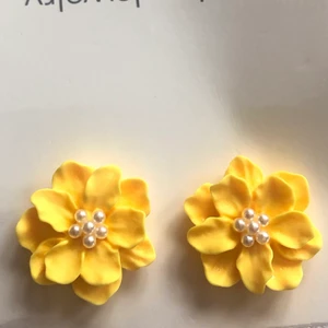 Örhängen blommor  - Örhängen gula blommor med mindre vita pärlor inuti.  Samfraktar. Fotar/filmar när paketet packas och lämnas till brevlåda. 