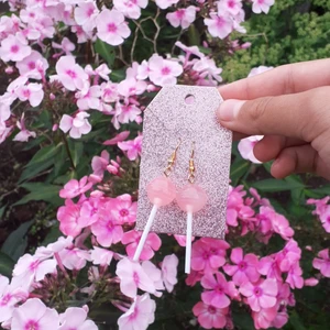 Örhängen  - Hej! Nu säljer vi även ett par nickelfria klubb örhängen! 