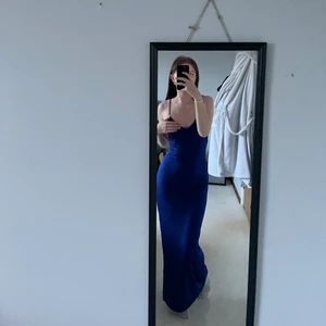Blå lång klänning - Säljer denna jättefina blå klänning som tyvärr inte kommer till användning, köpt secondhand insydd. Ganska stretchigt matrial 💙💙 jag är 169cm lång