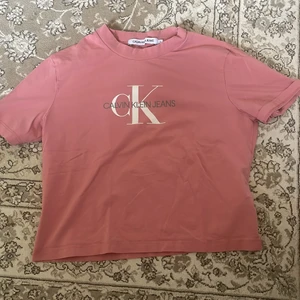 Rosa Calvin Klein  - Super söt rosa Calvin Klein T-shirt som tyvärr inte kommer till användning i storlek S, knappt använd i nyskick🫶🏼