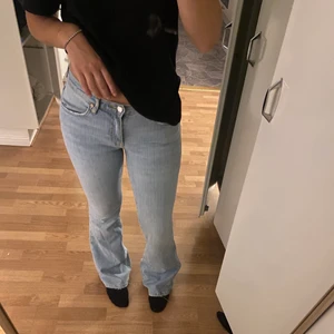 Lågmidjade jeans  - Lågmidjade bootcut jeans från Gina, aldrig använda endast provade. Storlek 34 men skulle säga att det är lite stora i storleken❤️ jag är ca 162cm och de är lite för långa 