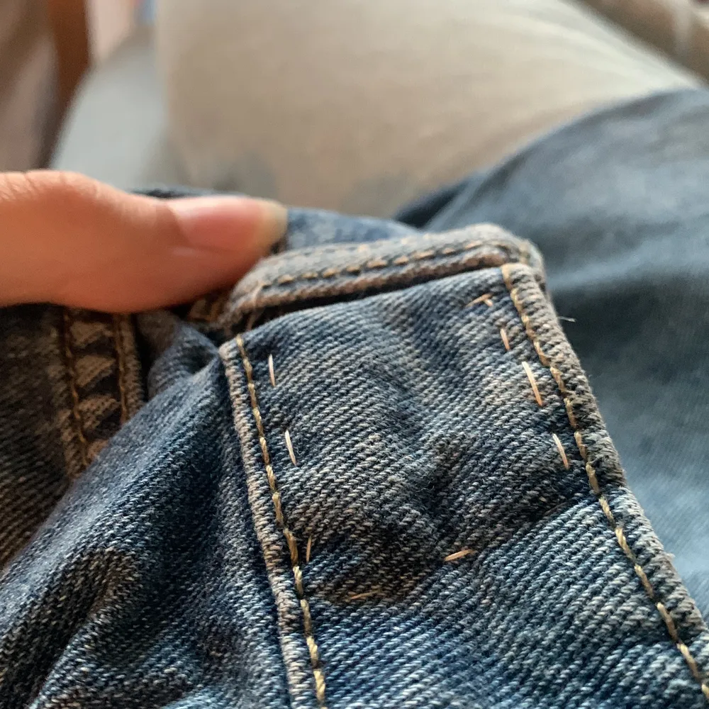 Ett par blå wide leg jeans med hög midja. Östasiatisk storlek L men passar västerländsk XS/S. Insydd midja, mått 65 cm. Längd från midja till änden av byxbenet: 96 cm. . Jeans & Byxor.