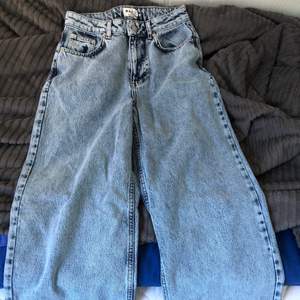 Högmidjade Jeans i storleken 36 från NA-KD helt nya, kvittot sitter kvar. Frakt står köparen för. Priset kan dock diskuteras om man vill det:)