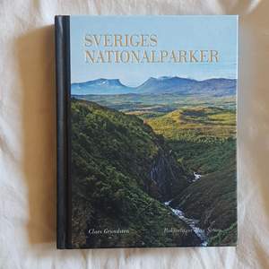Sveriges National Parker av Claes Grundsten. Har läst utdrag men har inte användning av den längre. Inga hundöron eller andra skador på boken.