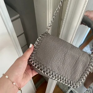 Stella liknande väska - Säljer denna fina väska i nyskick! Köptes på scorett för runt 450kr säljer för 250kr, skriv privat vid frågor 💓
