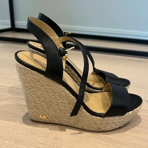 Michael Kors kilklackar - Supersöta kilklackar från Michael Kors i storlek 38🖤🖤