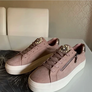 Sneakers  - Hej! Säljer ett par helt nya sneakers, aldrig använda. I storlek 42 och säljer för 100kr