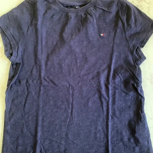Tommy Hilfiger t-shirt - Säljer denna tommy hilfiger t-shirt då den inte kommer till användning längre. Den är liten i storleken och är i storlek 16 år (amerikansk storlek). Säljer den för 100kr+ frakt💞