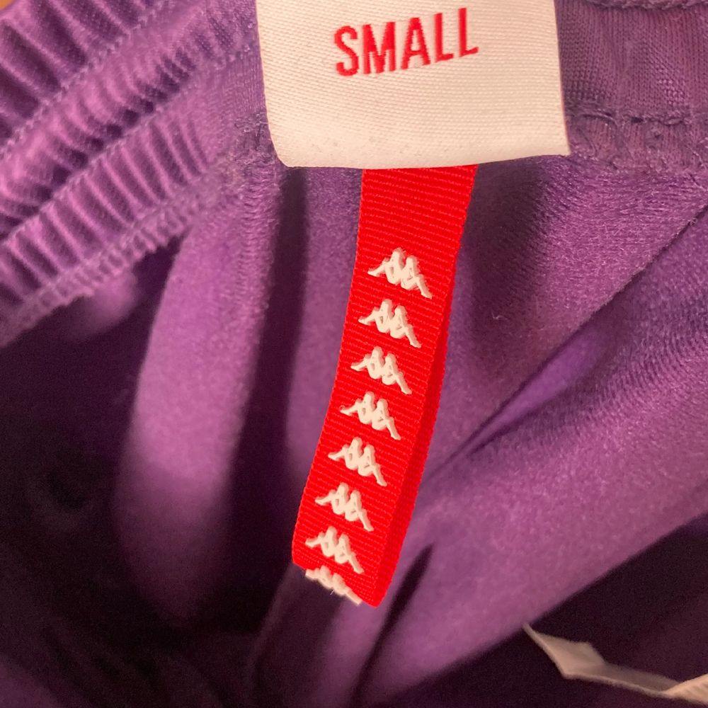 Knappt använda lila kappa byxor bra passform runt midjan och väldigt sköna ( frakt ingår inte). Jeans og bukser.